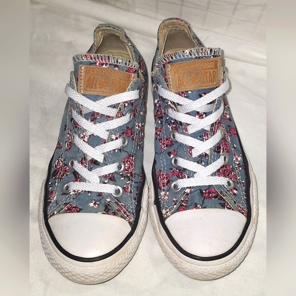 Converse, Youth Size 1, Blue Floral design - Picture 7 of 9